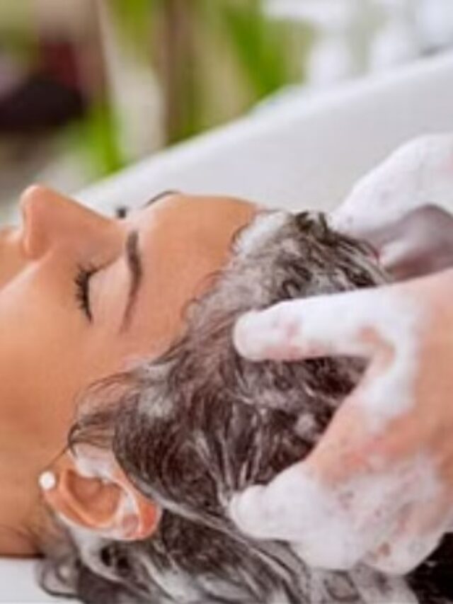 Hair Care Tips : बालों को धोने और सुखाने का सही तरीका