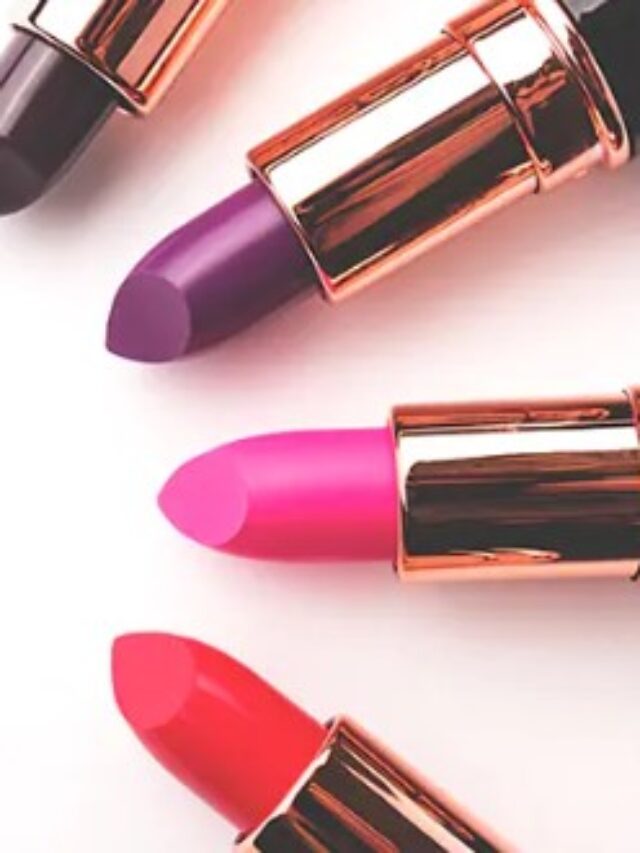 Monsoon Lipstick Shade: बारिश के मौसम में भी दिखाना है जलवा तो लगाएं इन रंगों की लिपस्टिक !