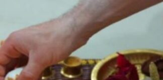 पूजा करते समय कभी भूलकर जमीन पर न रखें ये 7 चीजें Screenshot 2023-07-20 183529