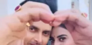 Akshara Singh: अक्षरा के सामने इसलिए फीके पड़े मोनालिसा के पति विक्रांत Akshara-Singh-Poses-With-Monalisa-Husband-8