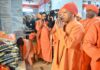मकर संक्रांति पर गोरखनाथ मंदिर में मुख्यमंत्री योगी ने चढ़ाई खिचड़ी, लाखों श्रद्धालुओं का उमड़ा सैलाब