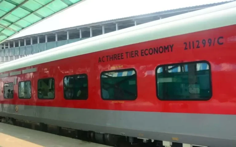 मध्य रेल की एसी लोकल ट्रेनों में यात्रियों की संख्या में रिकॉर्ड बढ़ोतरी, 2026 में 1.50 करोड़ यात्रियों ने किया सफर