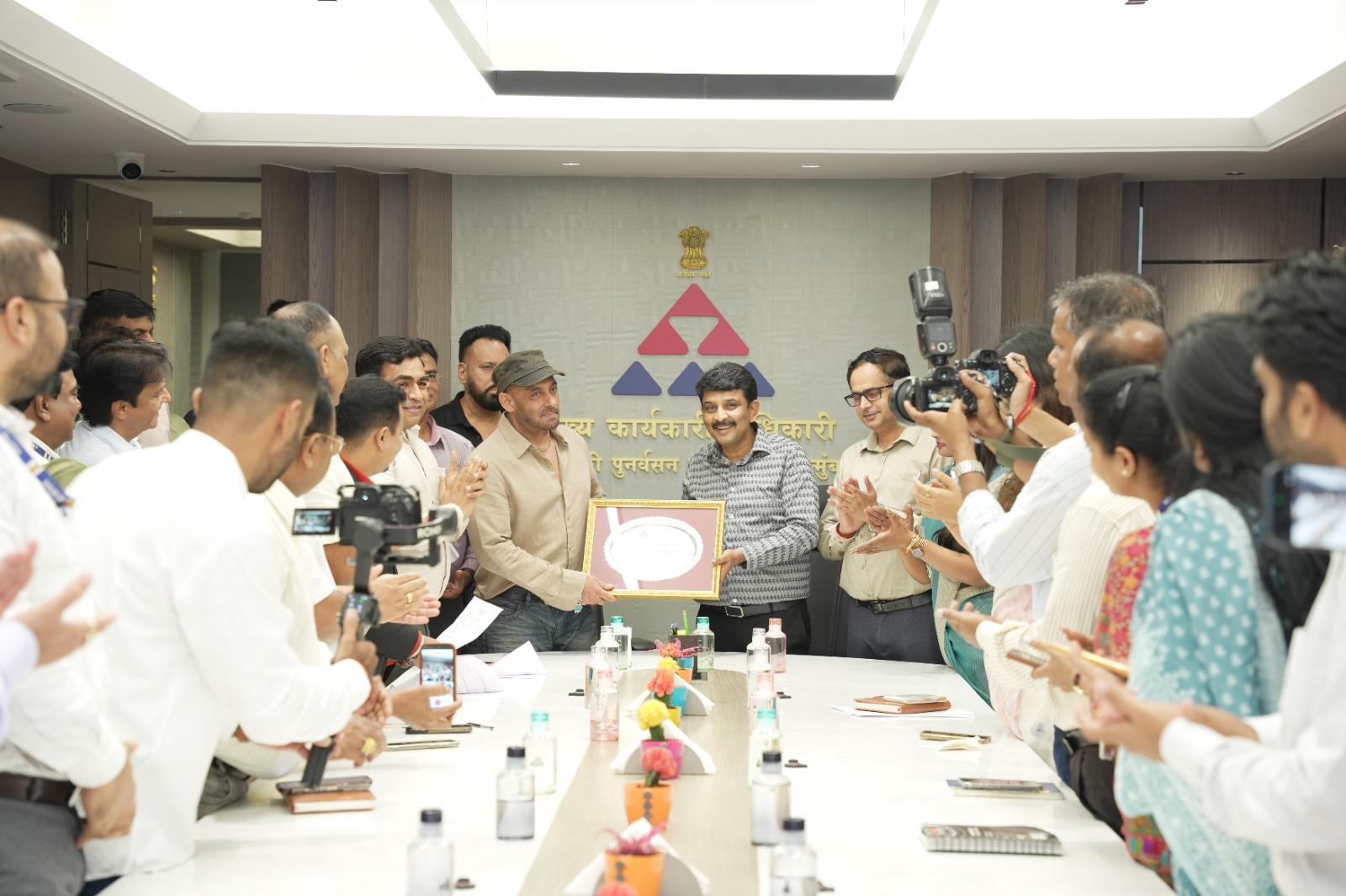 अभिनेता सलमान खान ने किया एसआरए कार्यालय का दौरा