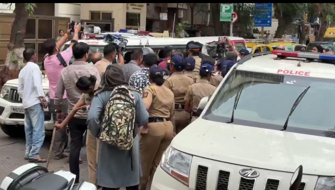 शिवाजी पार्क और दादर में छात्र-युवाओं का प्रदर्शन, पुलिस ने कई प्रदर्शनकारियों को हिरासत में लिया