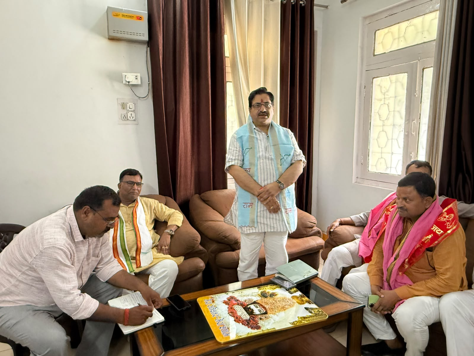 भाजपा जिलाध्यक्ष ने बूथ अध्यक्ष सम्मेलन को लेकर पार्टी कार्यकर्ताओं के साथ की बैठक