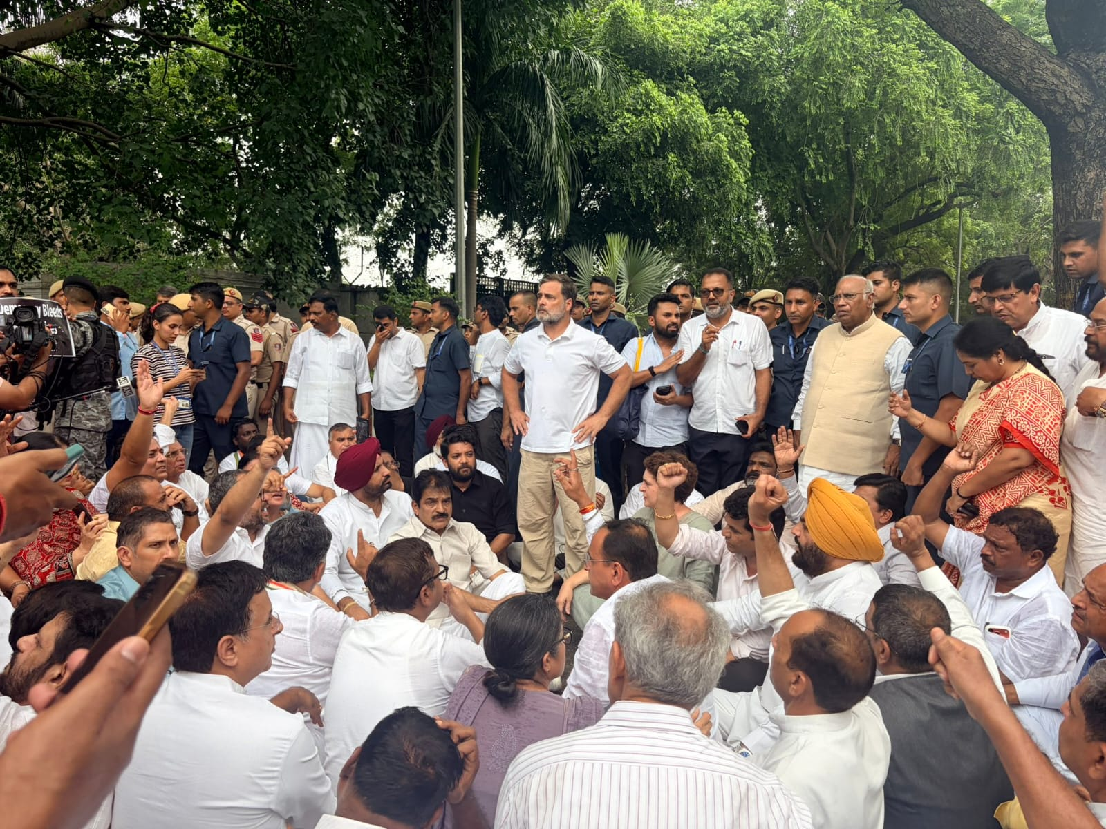 NEET विवाद पर कांग्रेस का पीएम आवास तक मार्च, राहुल गांधी ने पीएम मोदी और अमित शाह के इस्तीफे की मांग की