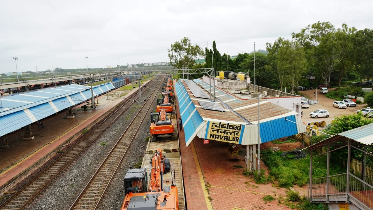दो साल बाद नवलूर रेलवे स्टेशन से फिर शुरू हुई माल ढुलाई, 1,400 टन JCB मशीनरी राजस्थान रवाना
