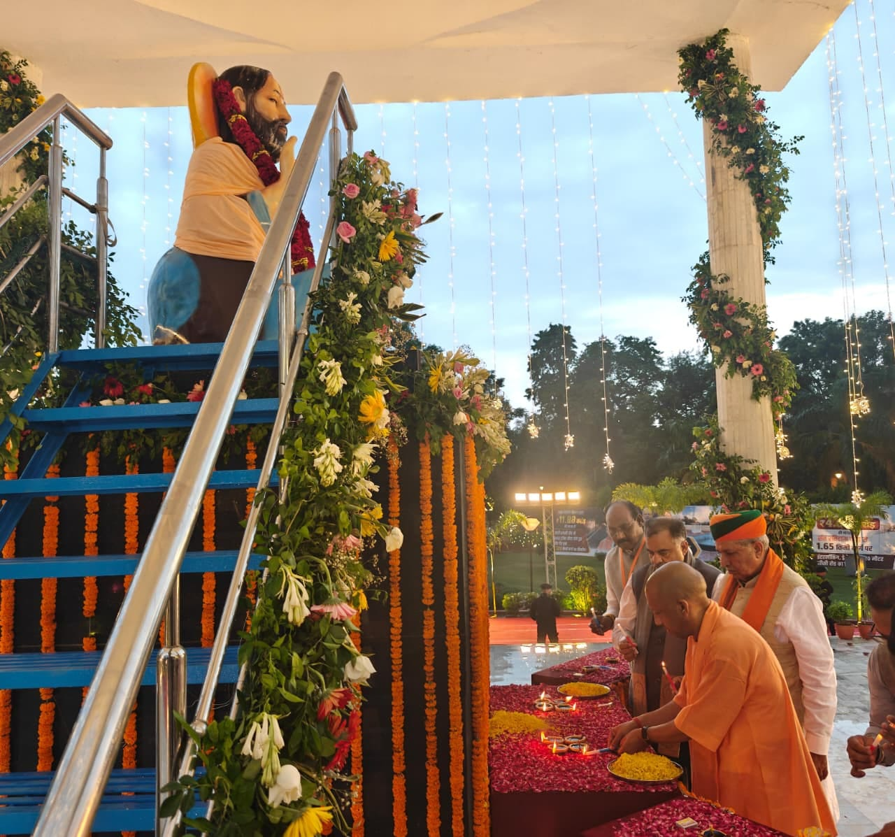 गुरु पूर्णिमा पर वाराणसी पहुंचे सीएम योगी, संत रविदास की 650वीं जयंती पर ‘समरसता संकल्प अभियान’ का किया शुभारंभ