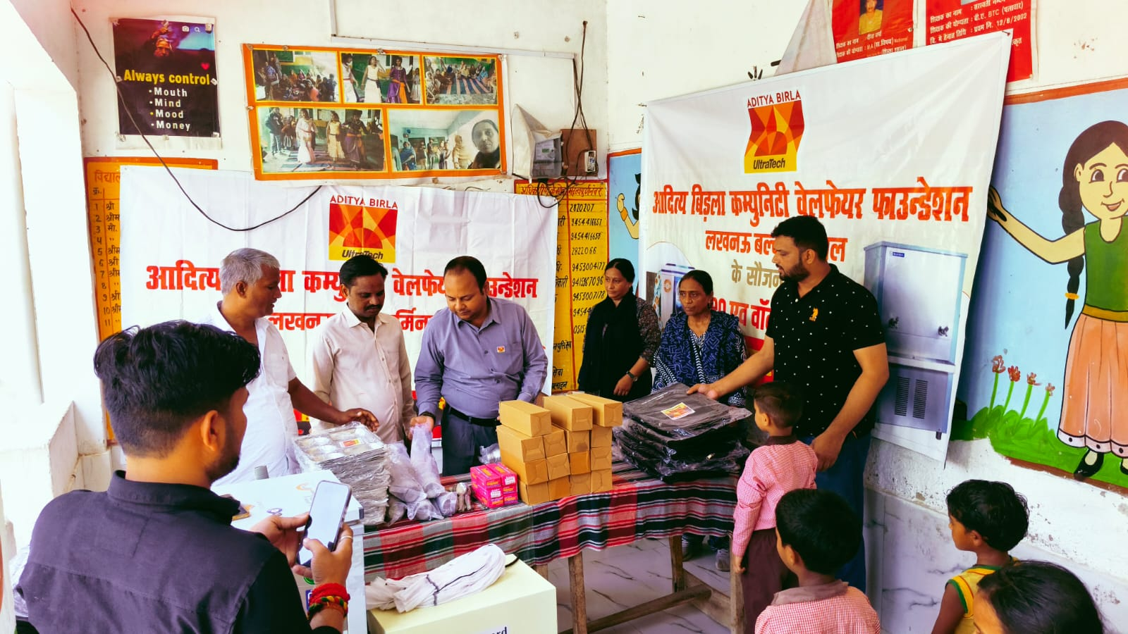 उन्नाव में छात्राओं को मिली शैक्षणिक सामग्री, कन्या प्राथमिक विद्यालय में लगा आरओ सिस्टम और वाटर कूलर