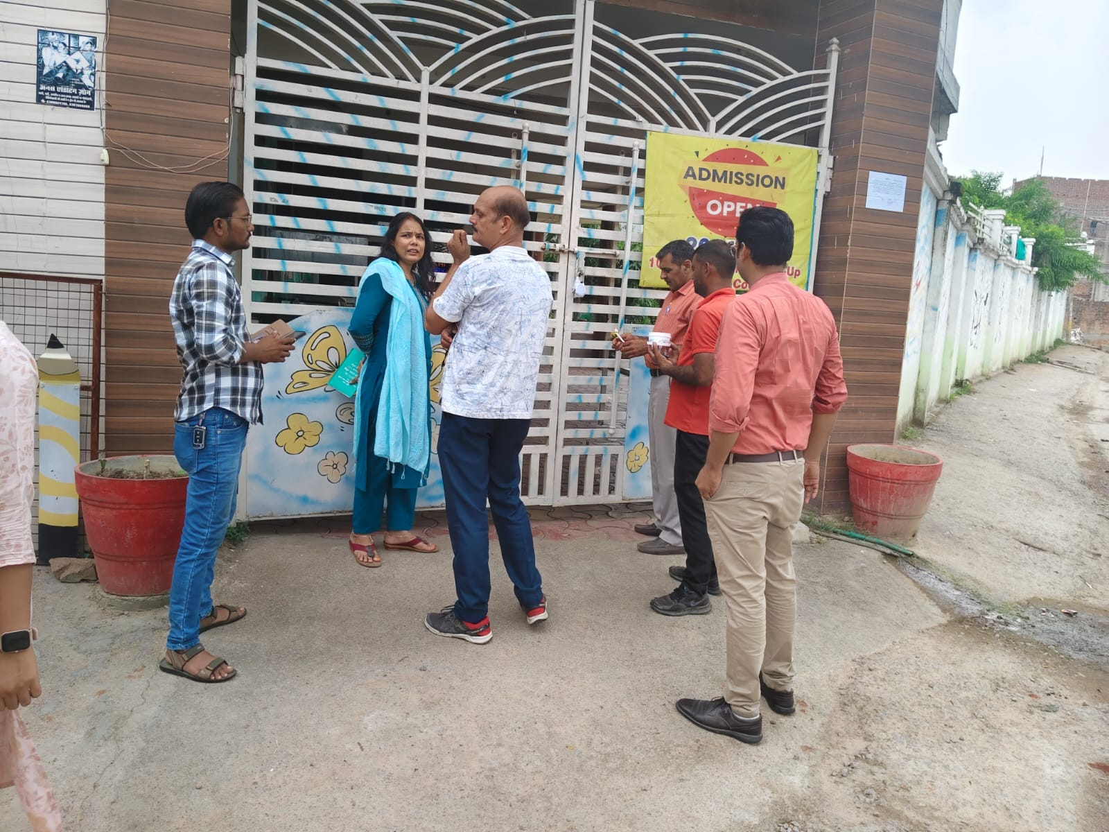 झांसी में बिना मान्यता चल रहे स्कूल पर कार्रवाई: 120 बच्चे मिले अध्ययनरत, स्कूल सील