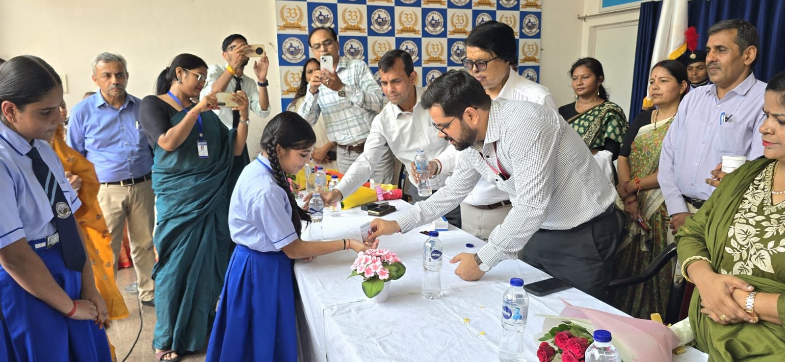 जिलाधिकारी ने स्वयं बालिकाओं को दवा खिलाकर राष्ट्रीय कृमि मुक्ति दिवस का किया शुभारंभ