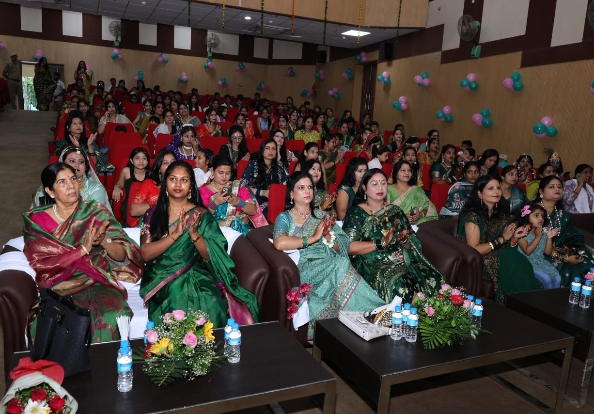 हरियाली तीज पर वामा सारथी ने आयोजित किया भव्य कार्यक्रम, पुलिस परिवार की महिलाओं ने बढ़-चढ़कर लिया हिस्सा