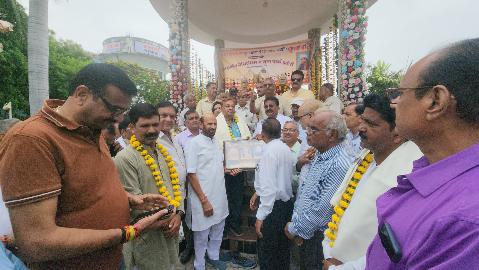 राष्ट्रकवि मैथिलीशरण गुप्त की जयंती पर श्रद्धांजलि, डॉ. संदीप सरावगी बोले— उनके आदर्श नई पीढ़ी तक पहुंचाना हमारी जिम्मेदारी