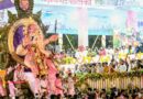 गिरगांव चौपाटी पर सीएम फडणवीस और डिप्टी सीएम शिंदे ने गणराय पर की पुष्पवर्षा