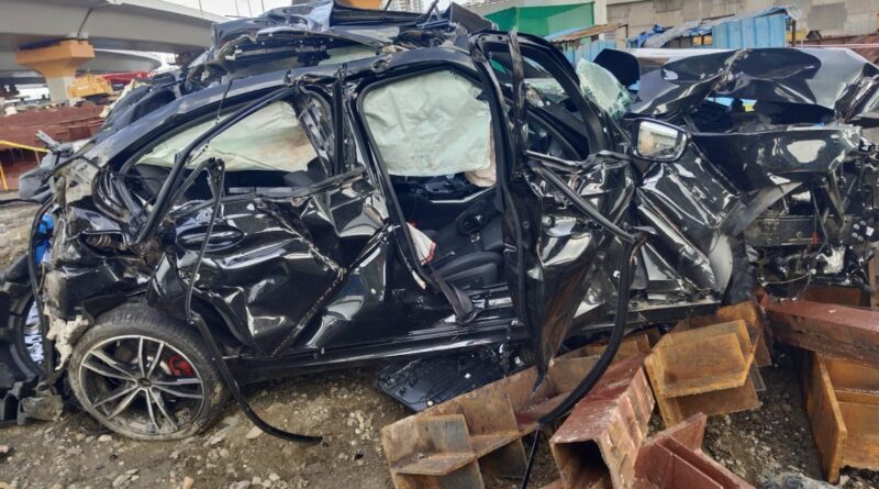 मुंबई कोस्टल रोड पर मौत का तांडव: बेकाबू BMW ब्रिज से नीचे गिरी, तीन युवकों की मौत