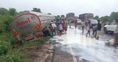 मुंबई-अहमदाबाद हाईवे पर पलटा दूध का टैंकर, मदद से पहले बाल्टी लेकर दौड़ी भीड़