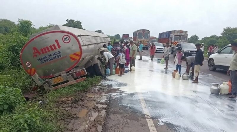 मुंबई-अहमदाबाद हाईवे पर पलटा दूध का टैंकर, मदद से पहले बाल्टी लेकर दौड़ी भीड़
