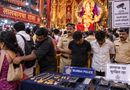 लालबाग में भक्तों की भीड़ पर चोरों की नजर, सोने के गहने-मोबाइल पर हाथ साफ; दो गिरफ्तार