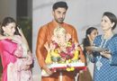 गणपति बप्पा को विदाई देने साथ आया कपूर परिवार, रणबीर ने खुद उठाई प्रतिमा