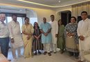 180 यात्रियों की जान बचाने वाले कैप्टन स्मित मच्छार के परिवार से मिलीं मुंबई की महापौर रितु तावडे