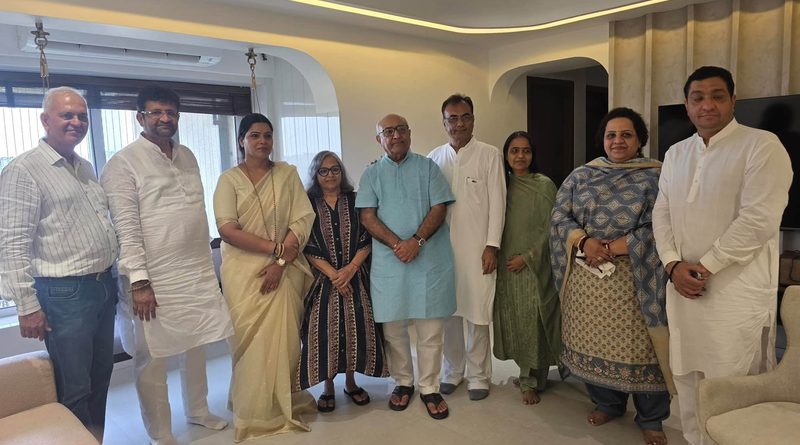 180 यात्रियों की जान बचाने वाले कैप्टन स्मित मच्छार के परिवार से मिलीं मुंबई की महापौर रितु तावडे