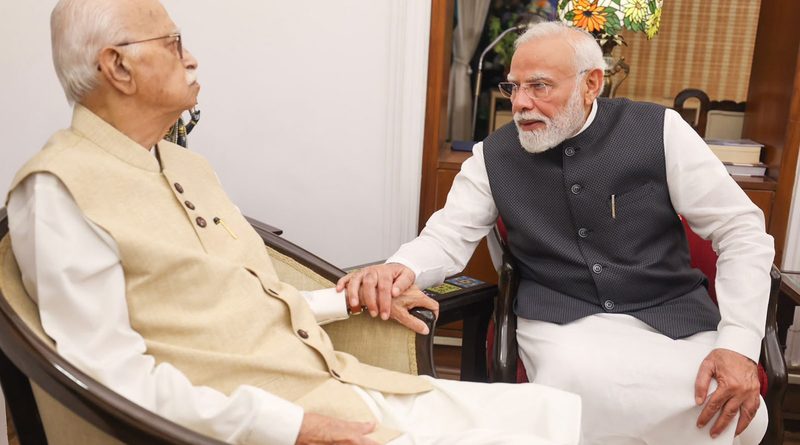 सरकार के मुखिया के रूप में मोदी के 25 साल पूरे, आडवाणी से मिलकर लिया आशीर्वाद