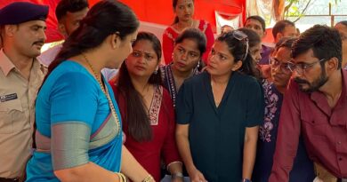 आजाद मैदान में आंदोलनरत 1,700 से अधिक स्वास्थ्य कर्मचारियों से मिलीं महापौर रितू तावडे, मांगें पूरी कराने का दिया आश्वासन