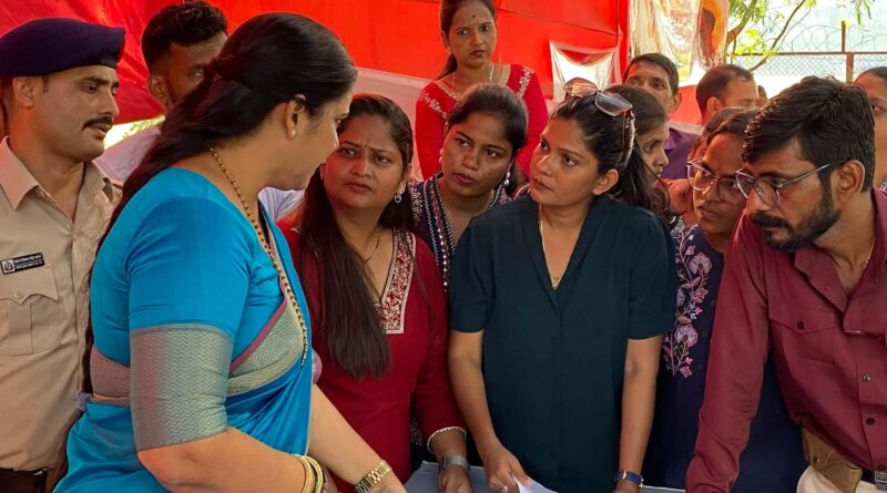 आजाद मैदान में आंदोलनरत 1,700 से अधिक स्वास्थ्य कर्मचारियों से मिलीं महापौर रितू तावडे, मांगें पूरी कराने का दिया आश्वासन