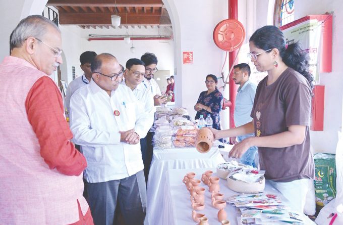 बीएमसी मुख्यालय में खादी एवं ग्रामोद्योग उत्पादों की प्रदर्शनी का शुभारंभ