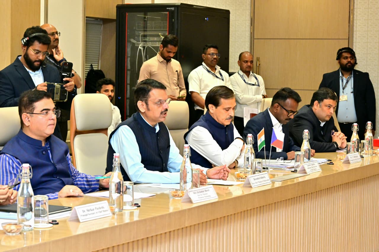 महाराष्ट्र में निवेश बढ़ाएं चेक कंपनियां, सरकार देगी तेज सहयोग: सीएम फडणवीस