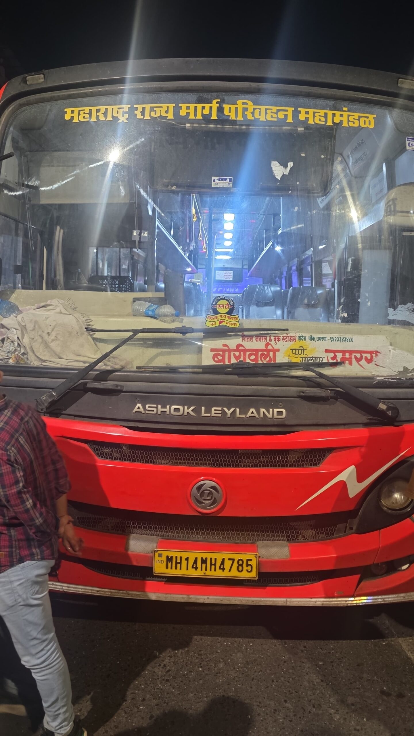 मखमली तलाव पर एसटी बस की चपेट में आया बाइक सवार, मौके पर मौतठाणे वेस्ट में शुक्रवार रात हादसे के बाद लगा जाम
