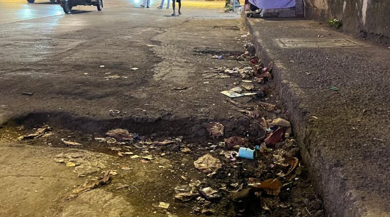 सेंट लॉरेंस स्कूल के पास सड़क पर गहरा गड्ढा, क्या हादसे का इंतजार कर रहा BMC?