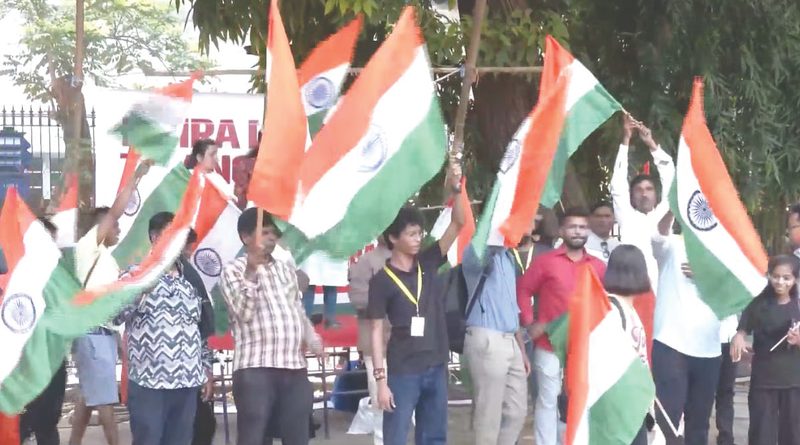 मुंबई के कार्टर रोड पर ‘तिरंगा मार्च’ से पहले पुलिस कार्रवाई, हिरासत में लिए गए कई प्रदर्शनकारी