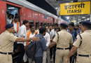 दिल्ली प्रदर्शन में जा रहे महाराष्ट्र के कार्यकर्ता इटारसी में रोके गए, गोवा एक्सप्रेस से उतारकर हिरासत