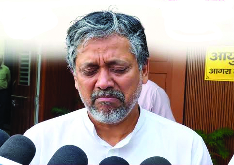 एमएलसी चुनाव में गड़बड़ी के आरोप लगाते हुए रो पड़े सपा प्रत्याशी आकाश अग्रवाल